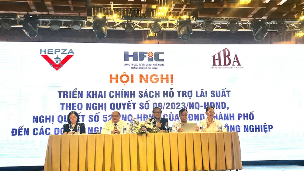 Lãnh đạo HFIC và sở ban ngành đối thoại với doanh nghiệp tại hội nghị. Ảnh MINH XUÂN
