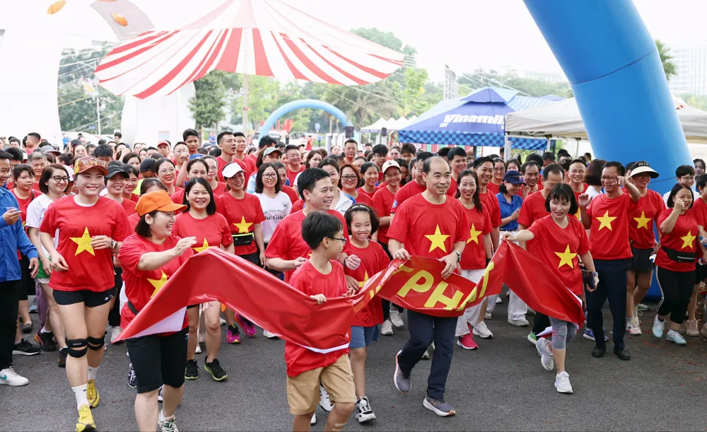 Đông đảo bác sĩ, chuyên gia y tế và người dân tham gia hoạt động đi bộ tại chương trình. Ảnh: VI NAM