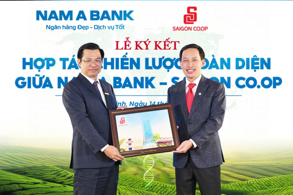 CHỦ TỊCH HỘI ĐỒNG QUẢN TRỊ VŨ ANH KHOA TẶNG QUÀ LƯU NIỆM CHO LÃNH ĐẠO NAM Á BANK.jpg