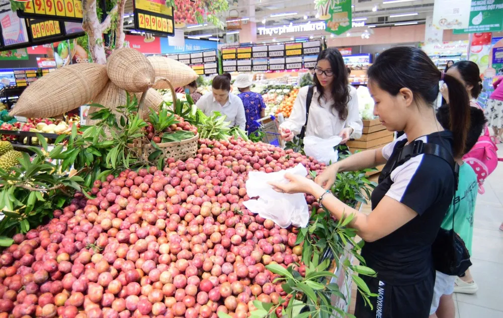 Hơn 300 tấn mận hậu Sơn La đang được bày bán trong hệ thống Co.opmart. Ảnh: MINH PHÚC