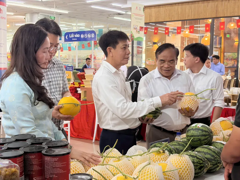 Lượng khách tìm mua nông sản, thực phẩm tăng mạnh tại các siêu thị Co.opmart. ẢNH MINH CHÂU