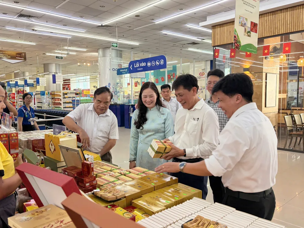Không gian trưng bày đa dạng các sản phẩm OCOP, đặc sản vùng miền tại hệ thống bán lẻ Saigon Co.op..jpg
