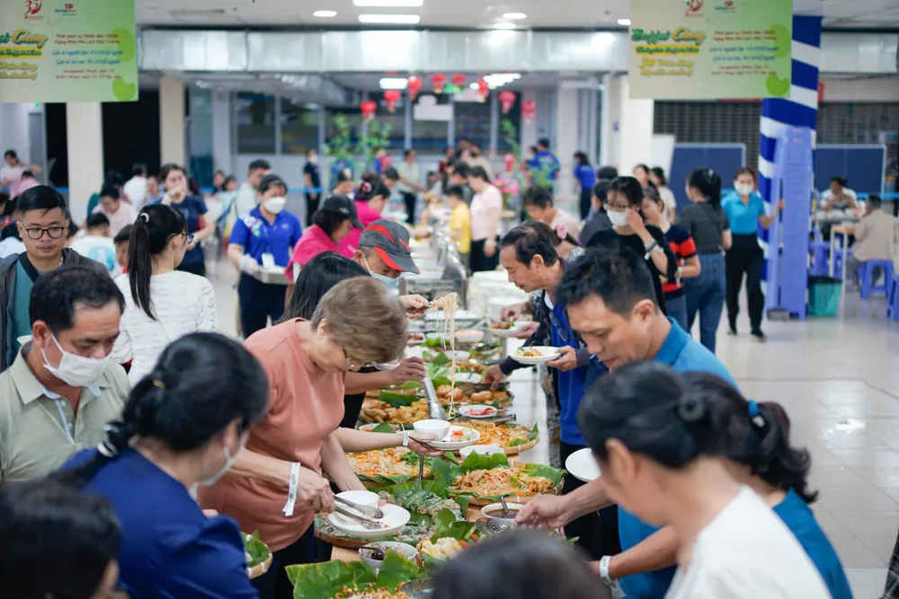 Buffet chay tại Co.opmart thu hút đông đảo khách hàng bằng đa dạng các món ăn thanh đạm..jpg