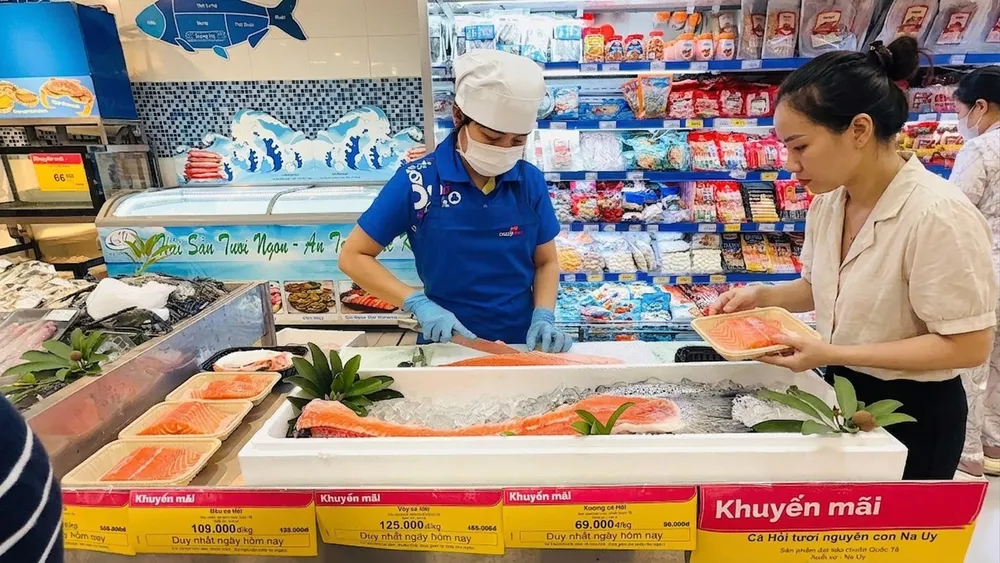 Hải sản tươi sống giảm giá mạnh, phục vụ bữa ăn đa dạng mùa hè..JPG