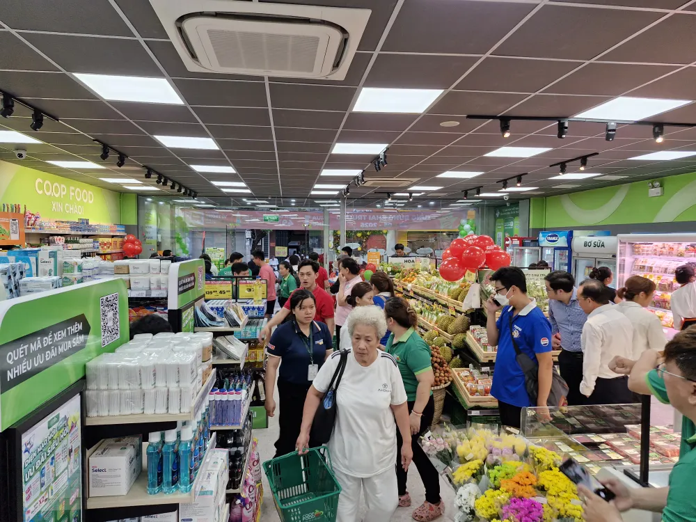 Không khí mua sắm sôi động tại Co.op Food New Concept trong ngày đầu ra mắt mô hình cửa hàng thế hệ mới..jpg