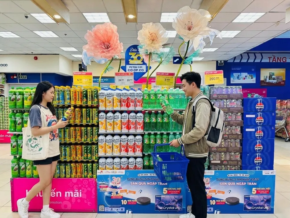 Tại Co.opmart, hàng ngàn sản phẩm giải nhiệt như nước uống, nước bù khoáng, nước giải khát, rau câu, thạch và kem... giảm giá đến 50%. ẢNH: PHÚC AN
