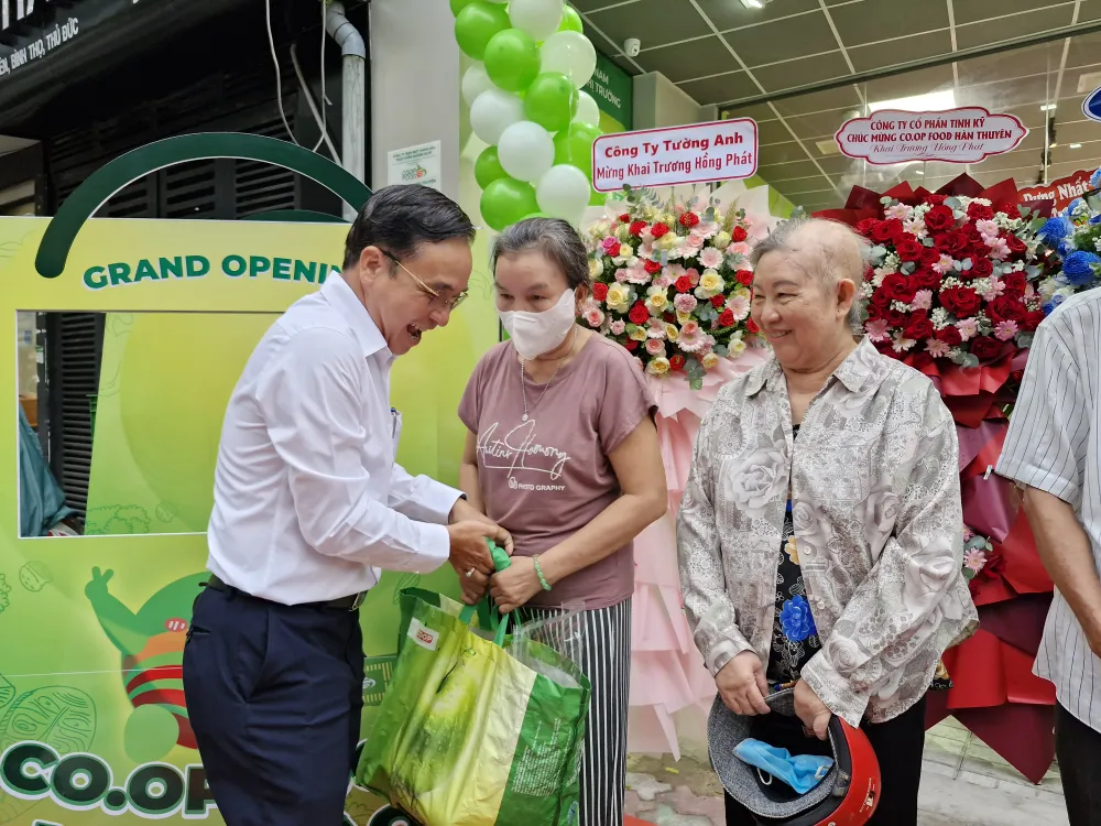 Ông Nguyễn Ngọc Thắng - Phó Tổng Giám đốc Saigon Co.op trao tặng các phần quà đến hộ gia đình có hoàn cảnh khó khăn..jpg