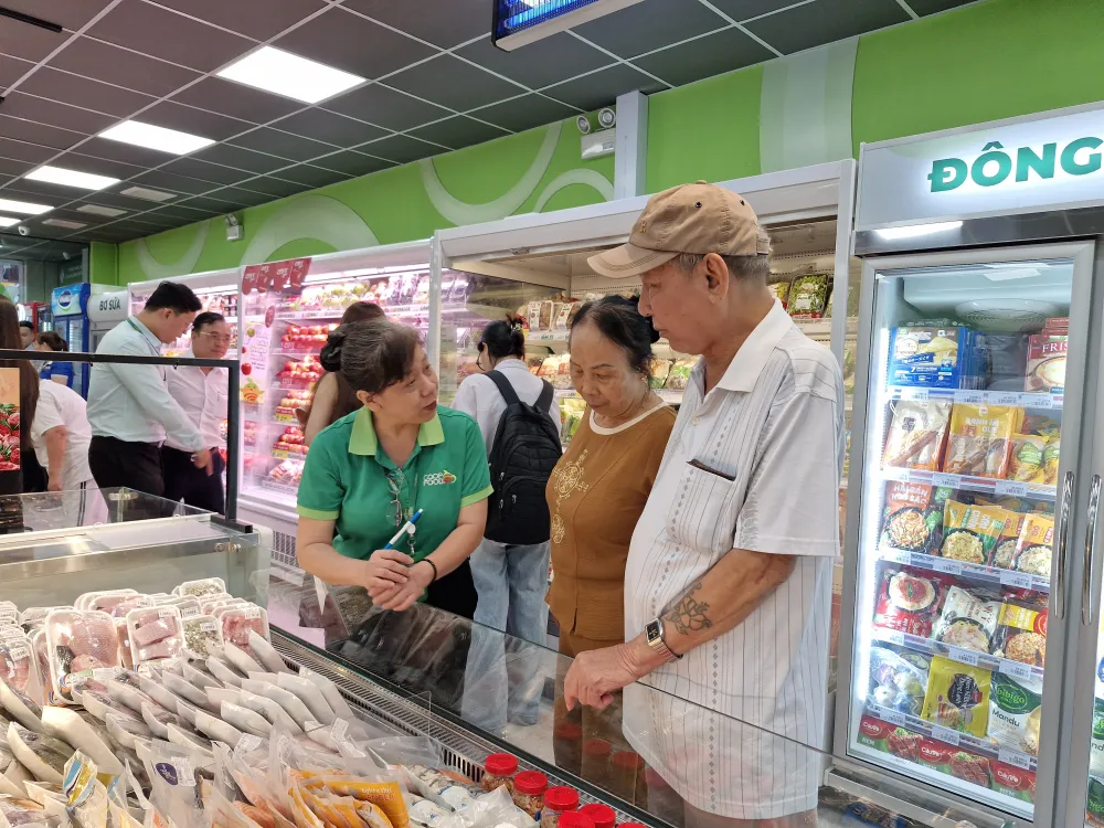 Thực phẩm tươi sống được trưng bày nổi bật tại Co.op Food New Concept, đáp ứng nhu cầu mua sắm tiện lợi của khách hàng đô thị. ẢNH: PHÚC AN
