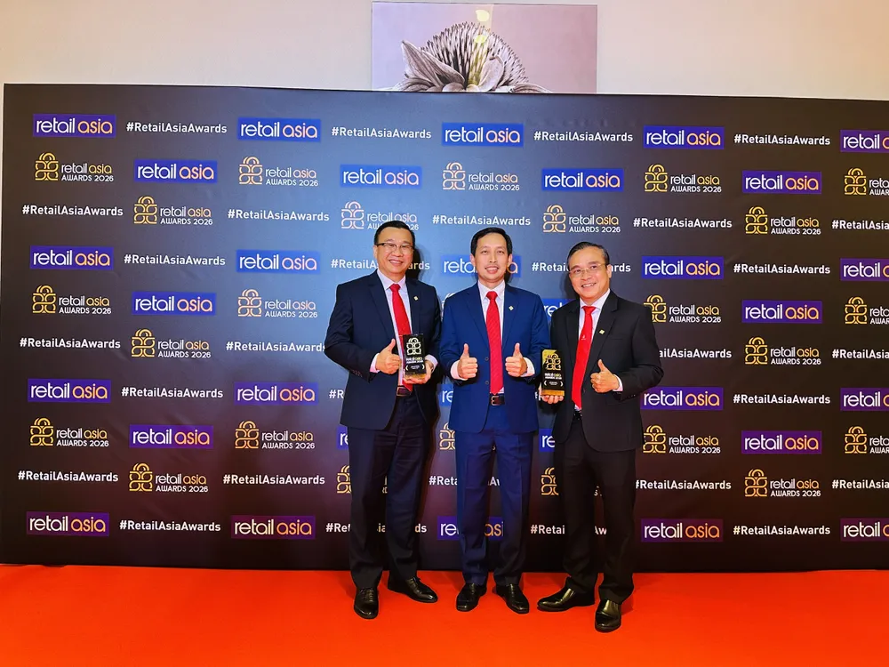 Đại diện Ban Tổng Giám đốc Saigon Co.op đã nhận hai giải thưởng “Nhà bán lẻ nội địa của năm – Việt Nam” và “Thương hiệu hàng nhãn riêng của năm – Việt Nam” tại Retail Asia Awards 2026.