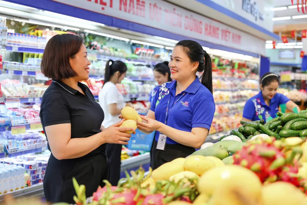 THƯƠNG HIỆU QUỐC DÂN TRONG LÒNG NGƯỜI TIÊU DÙNG VIỆT VỚI SỰ TẬN TÂM PHỤC VỤ KHÁCH HÀNG.jpg