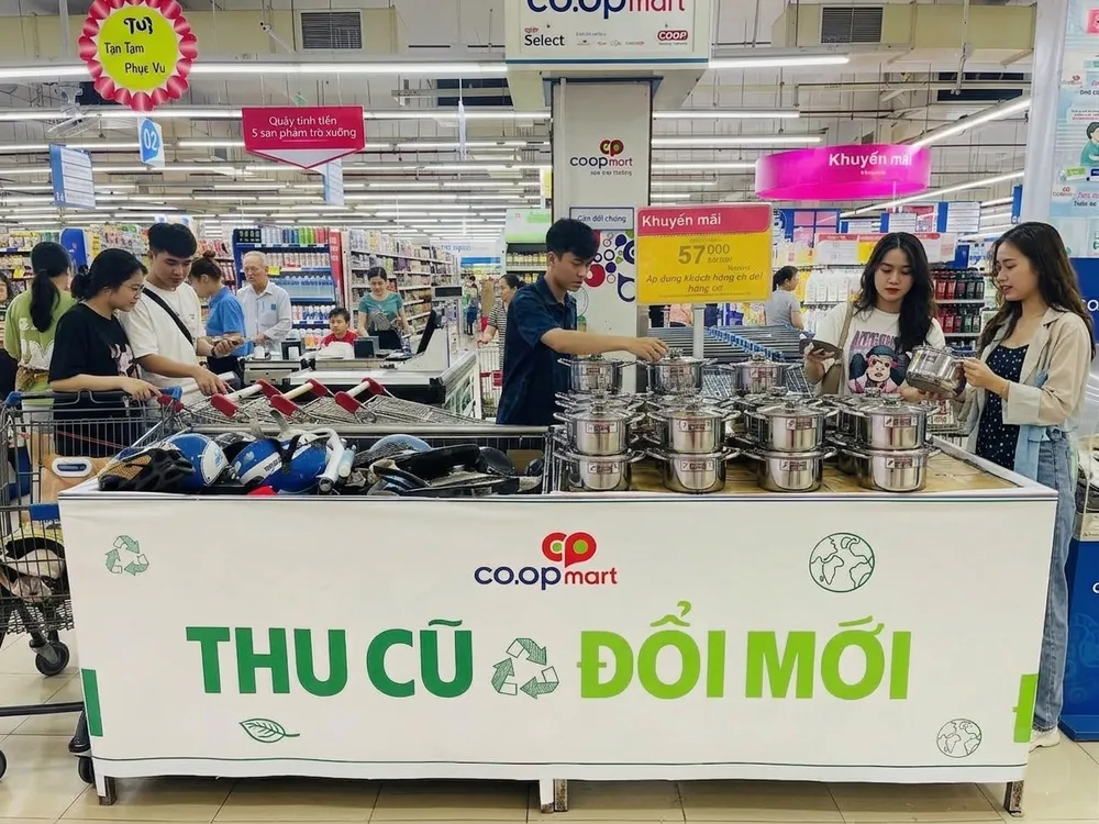Chương trình thu cũ, đổi mới tại các siêu thị Co.opmart thu hút sự quan tâm và hưởng ứng của nhiều người dân. Ảnh MINH LAN