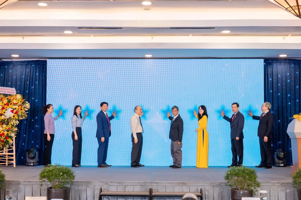 Các lãnh đạo 5 đơn vị thực hiện nghi thức ra mắt Liên minh Thương hiệu Sài Gòn. Ảnh THUỲ DƯƠNG