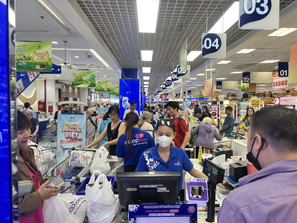 Đông đảo người tiêu dùng lựa chọn Co.opmart để mua hàng hoá. Ảnh Minh Xuân
