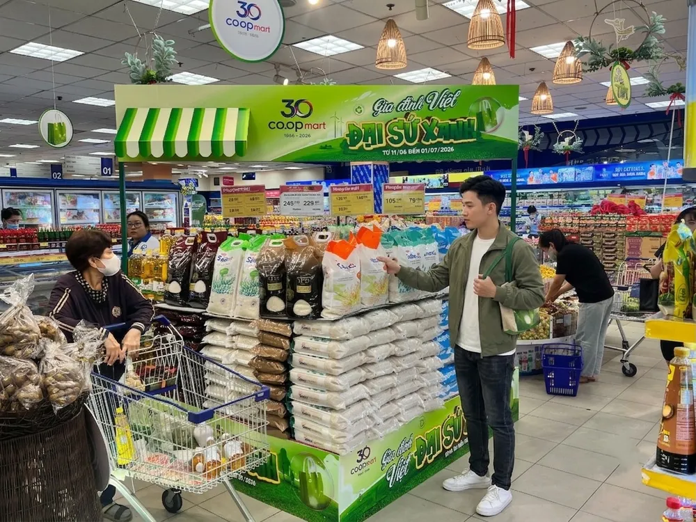 Người tiêu dùng lựa chọn sản phẩm thiết yếu trong chương trình khuyến mãi xanh được triển khai trên toàn hệ thống Saigon Co.op..JPG