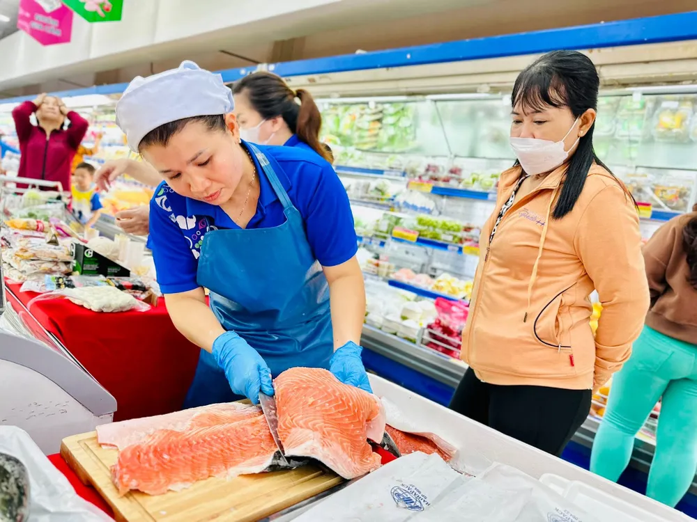 Co.opmart bổ sung thuỷ hải sản tươi sống phục vụ nhu cầu mua sắm và chế biến của các gia đình..jpg