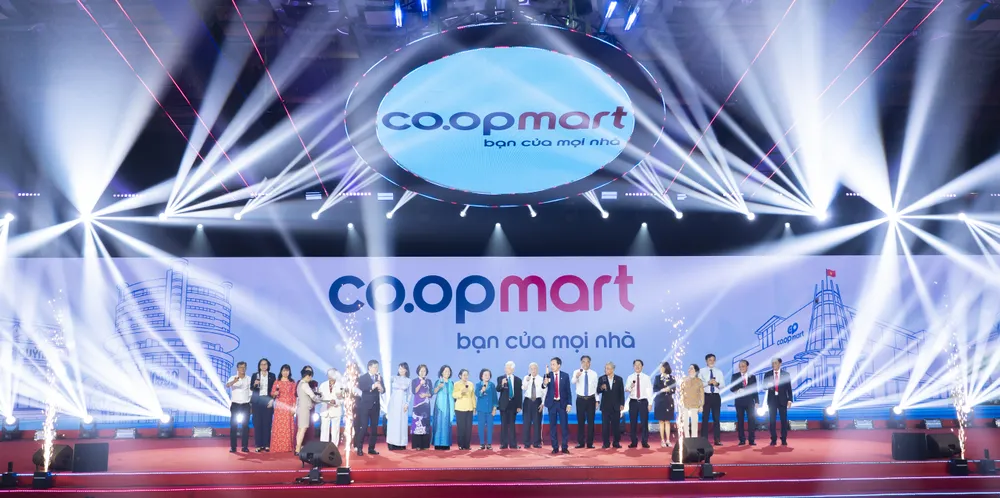 Các đồng chí nguyên lãnh đạo Đảng, Nhà nước, TP.HCM qua các thời kỳ cùng lãnh đạo Saigon Co.op chúc mừng kỷ niệm 30 năm thành lập thương hiệu Co.opmart. Ảnh: MINH XUÂN