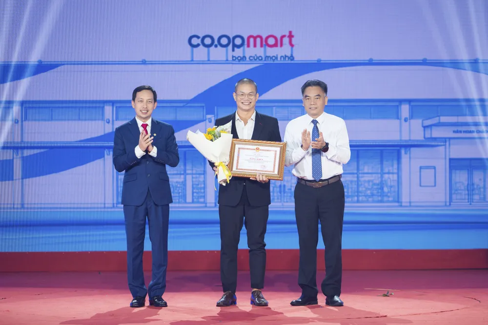 Đại diện Co.opmart Cống Quỳnh đón nhận Bằng khen của Chủ tịch UBND TP.HCM tại Lễ kỷ niệm 30 năm thành lập thương hiệu Co.opmart_.jpg