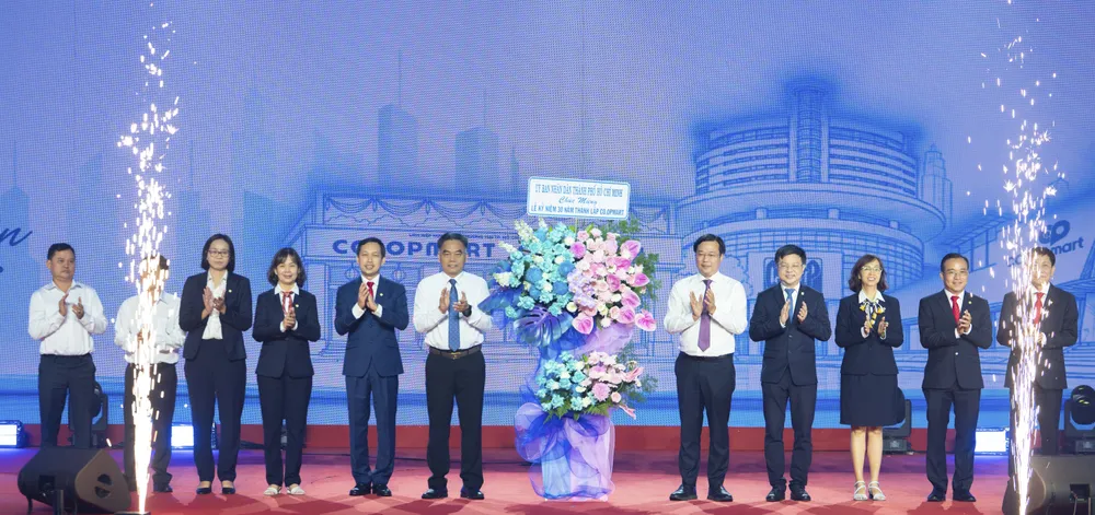 Saigon Co.op đón nhận lẵng hoa chúc mừng của UBND TP.HCM nhân kỷ niệm 30 năm thương hiệu Co.opmart_.jpg