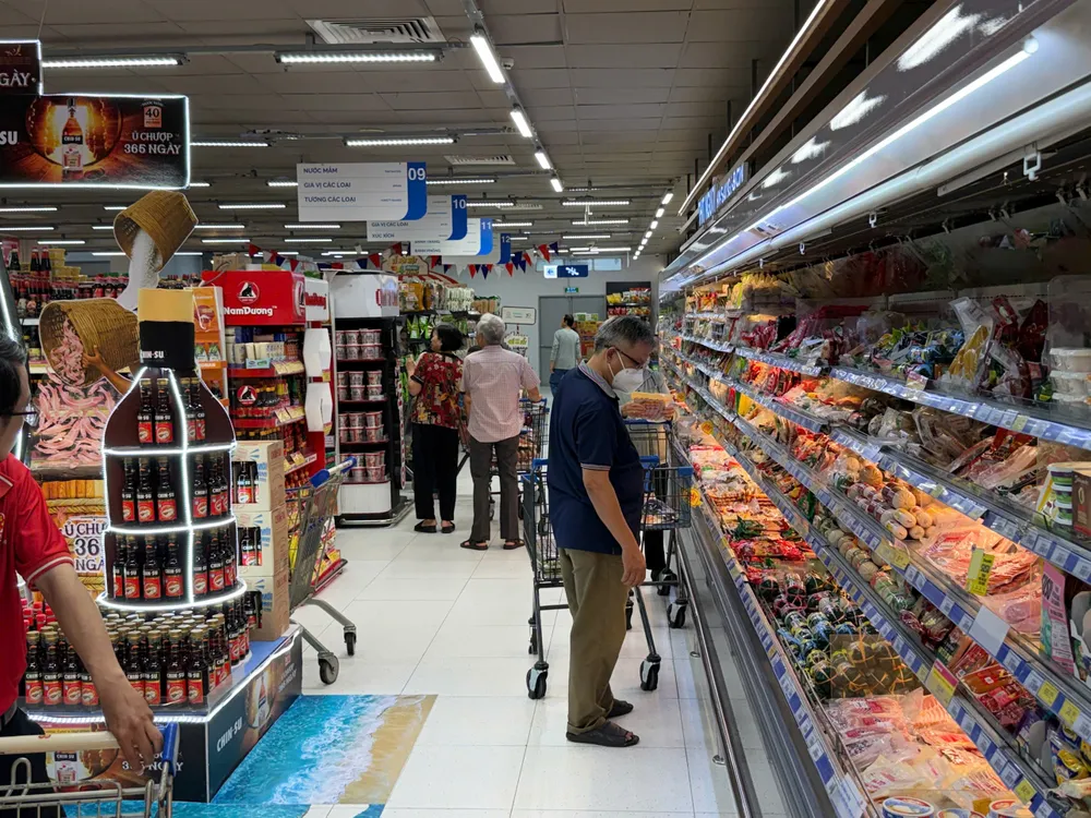 Nhiều mặt hàng thực phẩm, công nghệ được Saigon Co.op giảm giá mạnh nhằm hỗ trợ sức mua cho người tiêu dùng. Ảnh HỒNG CHÂU