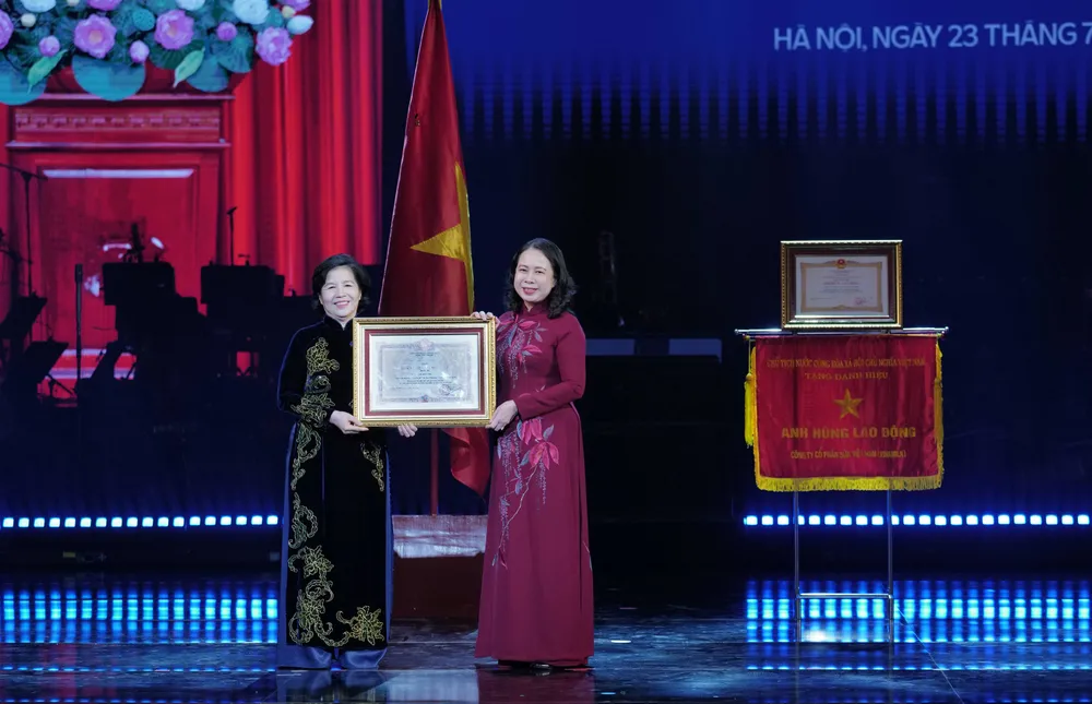 Bà Võ Thị Ánh Xuân, Bí thư Trung ương Đảng, Phó Chủ tịch nước trao Huân chương Độc lập hạng Ba cho Bà Mai Kiều Liên, nguyên Ủy viên Trung ương Đảng, Anh hùng Lao động, Tổng giám đốc Vinamilk (bên trái). Ảnh: Minh Anh