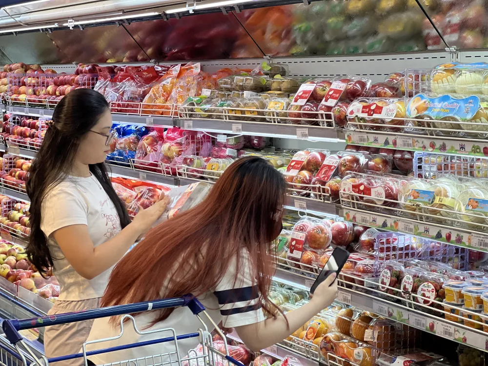 Không gian trưng bày hàng hoá được thiết kế lại để người tiêu dùng dễ nhận diện nhóm hàng hoá cần mua. Ảnh HỒNG CHÂU