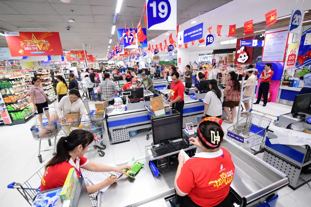 Không gian tại các siêu thị đang được trang hoàng với lá cờ đỏ sao vàng mừng lễ (ẢNH QUANG ĐỊNH).png