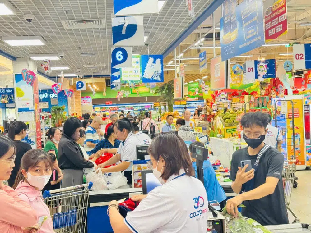 KHÔNG KHÍ MUA SẮM NHỘN NHỊP TRÊN TOÀN HỆ THỐNG CỦA TUẦN 3 CHƯƠNG TRÌNH 30 NĂM TỰ HÀO SIÊU THỊ VIỆT.jpg