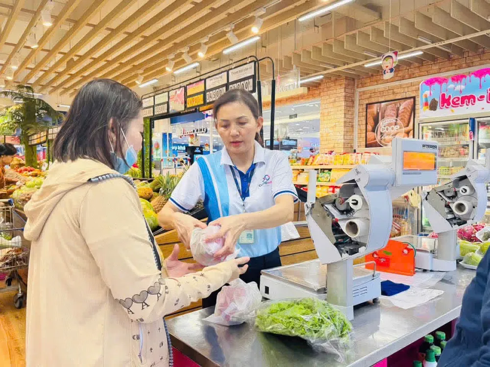 Không khí mua sắm nhộn nhịp tại Co.opmart trong những ngày đầu tháng 9. Ảnh: MINH XUÂN