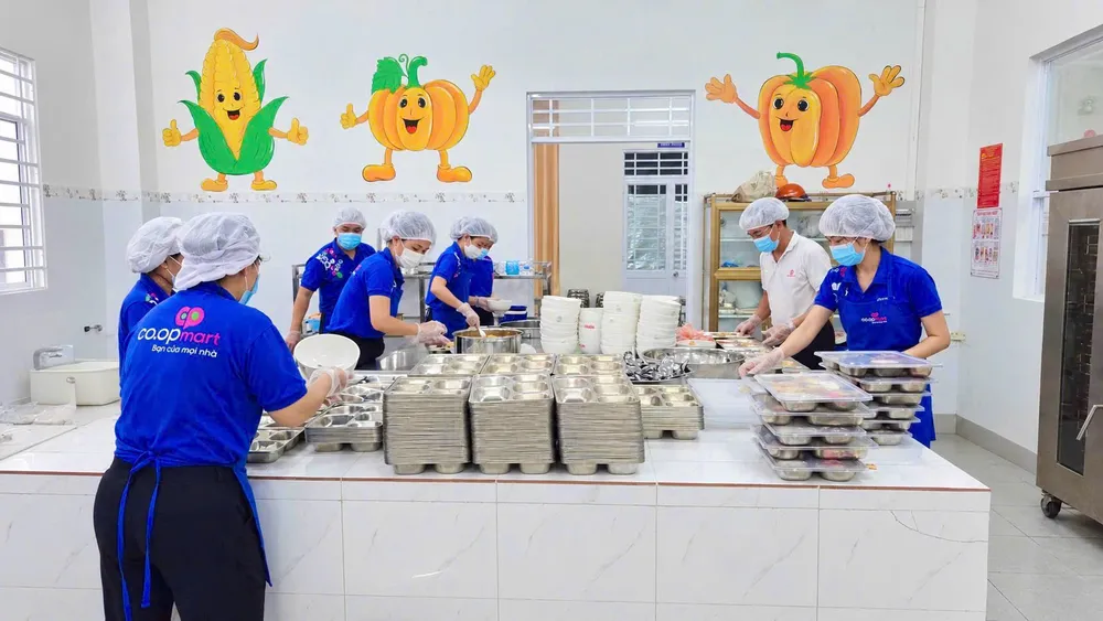 Co.opmart Long Xuyên thực hiện kiểm thực ba bước và lưu mẫu thực phẩm trong 24 giờ theo quy định.jpg