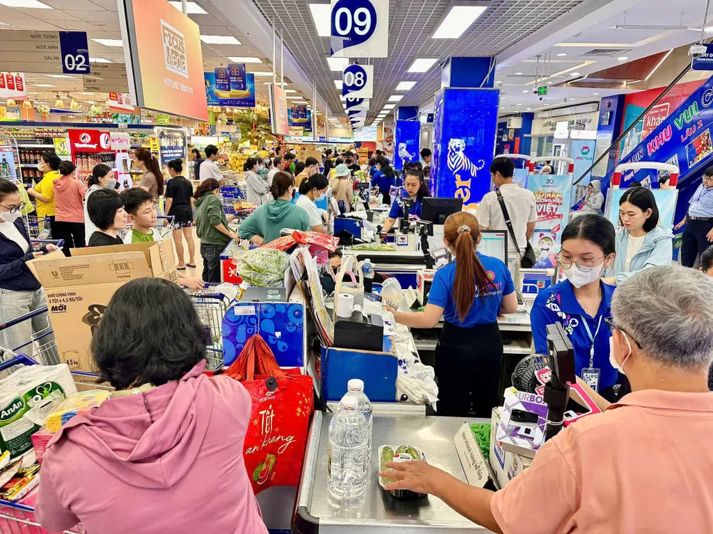 Khách hàng mua sắm tại Co.opmart, góp phần tạo nguồn lực cho các hoạt động cộng đồng thông qua chương trình triển khai trong tháng 10-2026. Ảnh MINH XUÂN