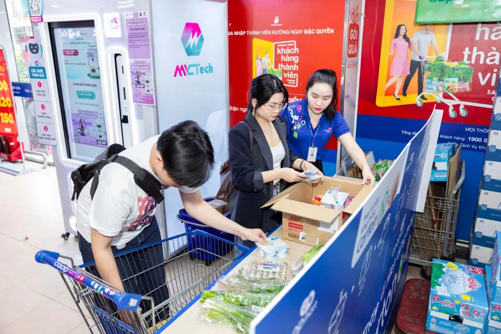Khu vực tự đóng gói bằng thùng carton tại Co.opmart góp phần khuyến khích khách hàng giảm sử dụng túi nilon. Ảnh MINH XUÂN