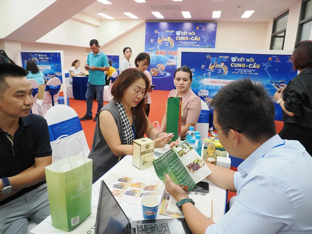 Sản phẩm OCOP, đặc sản địa phương được giới thiệu, kết nối vào hệ thống phân phối tại TPHCM. Ảnh: MINH XUÂN