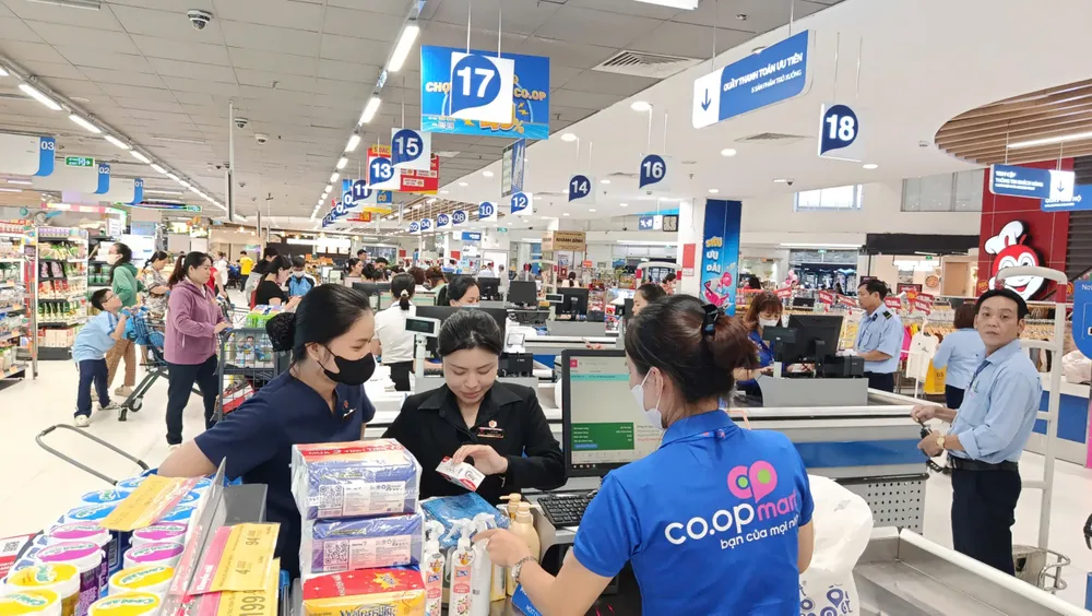 Saigon Co.op tung ưu đãi 20-10, tăng lựa chọn quà tặng thiết thực cho khách hàng. Ảnh MINH XUÂN