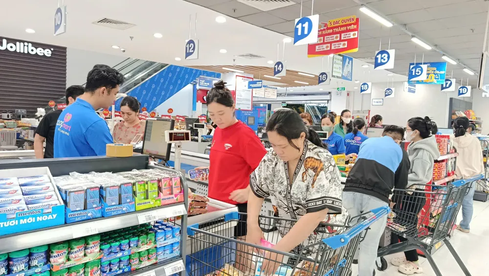 KHÔNG KHÍ MUA SẮM RỘN RÀNG CHUẨN BỊ CHO 20-10 TẠI HỆ THỐNG CO.OPMART.jpg