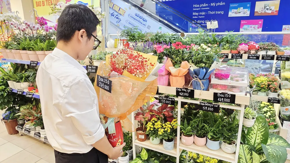 CÁC KIỂU GÓI HOA CHẬU ĐẾN BÓ HOA ĐƯỢC GÓI RẤT ĐẸP VÀ MỨC GIÁ PHẢI CHĂNG ĐANG CÓ SẴN TẠI HỆ THỐNG CO.OPMART SẴN SÀNG PHỤC VỤ KHÁCH HÀNG.jpg