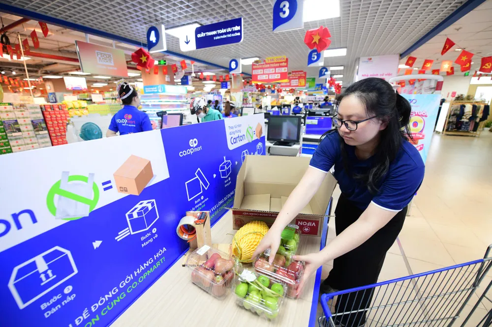 quầy đóng gói bằng thùng giấy được Saigon Co.op trang bị trên toàn hệ thống siêu thị khắp cả nước.jpg