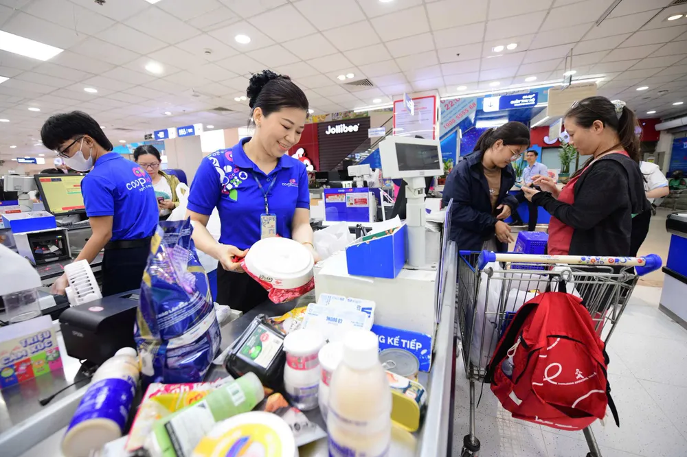 Saigon Co.op xem việc tiết giảm túi nilon là một lộ trình dài hạn, không chọn cách thúc ép hay thu phí khách hàng khi họ sử dụng túi nilon.jpg