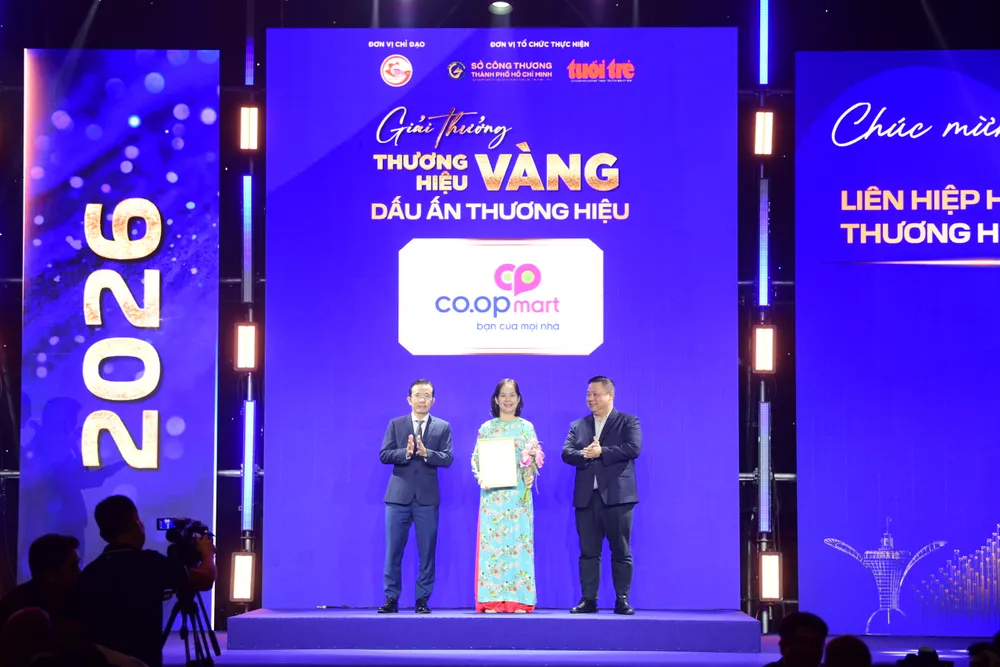 Đại diện Saigon Co.op nhận danh hiệu Dấu ấn Thương hiệu dành cho Co.opmart tại Lễ trao Giải thưởng Thương hiệu Vàng TPHCM năm 2026. Ảnh: MINH XUÂN