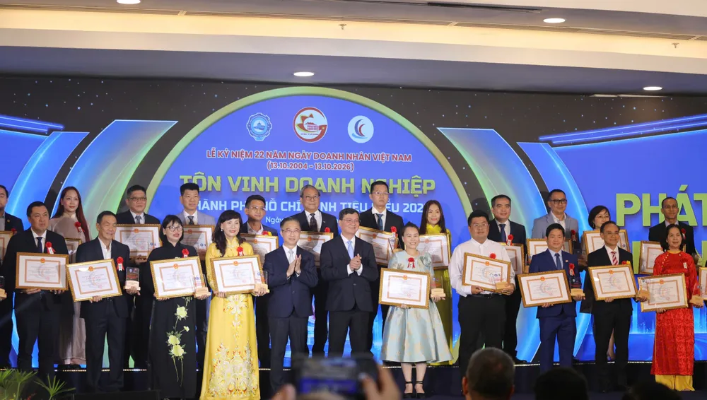 TẬP THỂ 100 DOANH NGHIỆP TP.HCM TIÊU BIỂU CHỤP HÌNH LƯU NIỆM CÙNG LÃNH ĐẠO THÀNH PHỐ.jpg