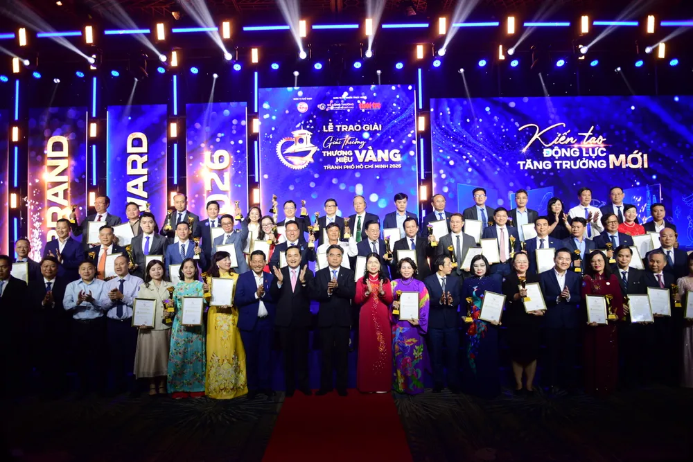 TẬP THỂ 50 DOANH NGHIỆP THƯƠNG HIỆU VÀNG NĂM 2026 CHỤP HÌNH LƯU NIỆM CÙNG LÃNH ĐẠO THÀNH PHỐ.jpg