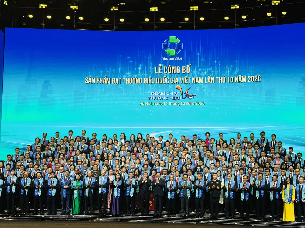 THỦ TƯỚNG VÀ BỘ TRƯỞNG BỘ CÔNG THƯƠNG CHÚC MỪNG 227 DOANH NGHIỆP ĐẠT THƯƠNG HIỆU QUỐC GIA 2026.jpg