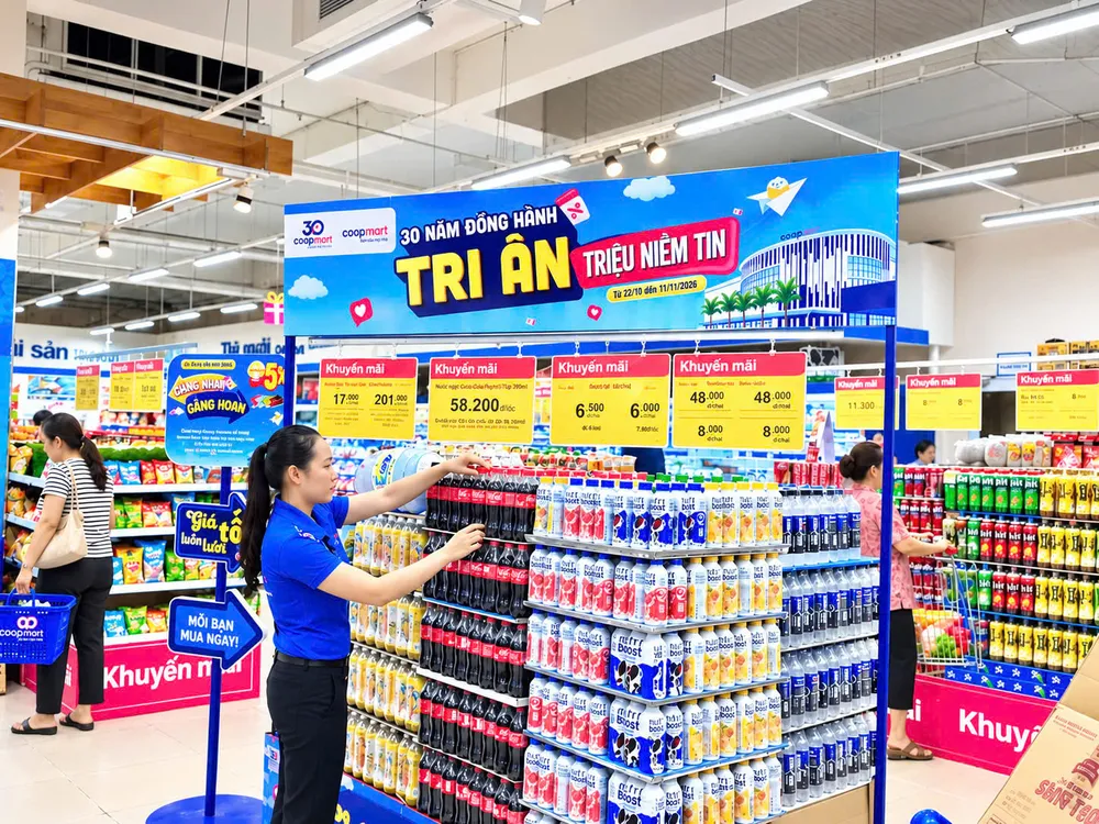 Nhân viên Co.opmart sắp xếp hàng hóa phục vụ chương trình “30 năm đồng hành - Tri ân triệu niềm tin”, diễn ra từ ngày 22-10 đến 11-11. Ảnh: MINH XUÂN