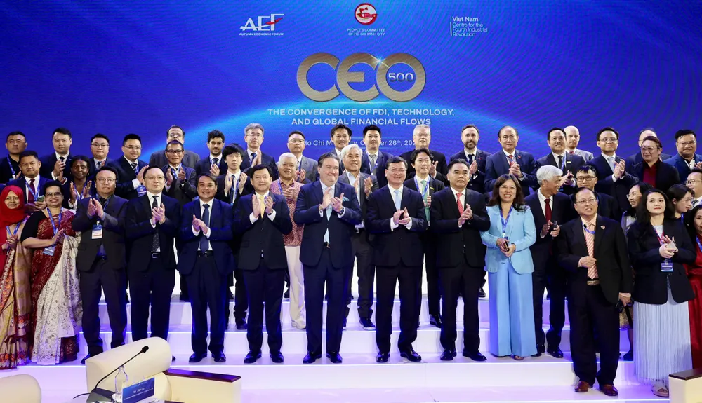 Các đại biểu trong nước và quốc tế chụp ảnh lưu niệm tại Diễn đàn Kinh tế Mùa thu 2026. Ảnh: HÙNG - TRIỀU