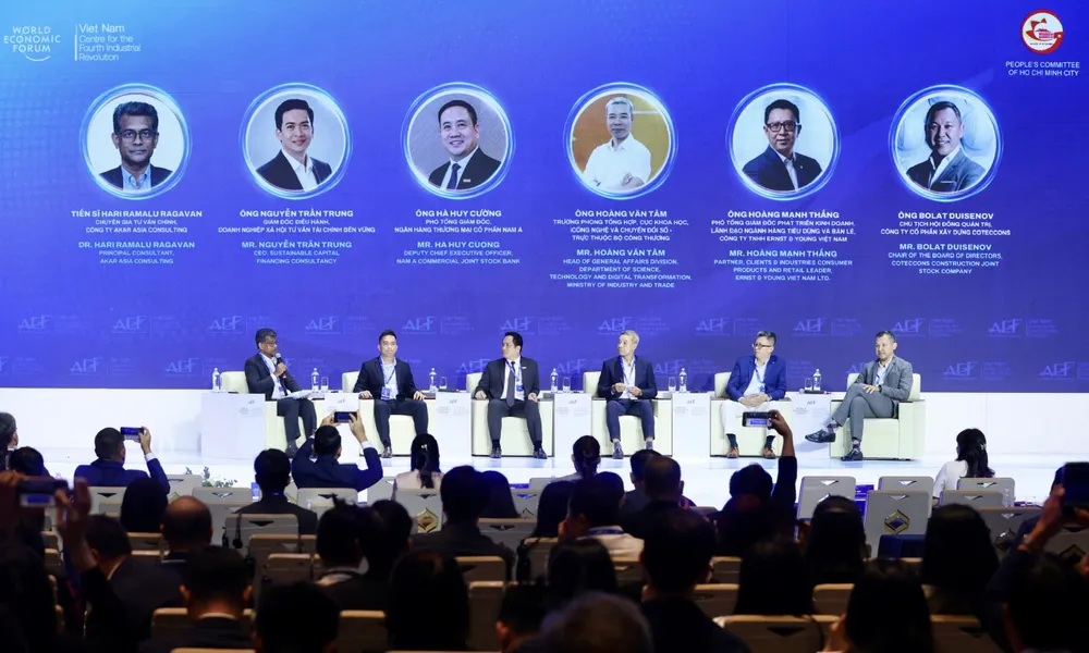 Các diễn giả trao đổi về khung tiêu chuẩn ESG quốc tế và cách lồng ghép vào chiến lược, vận hành doanh nghiệp. Ảnh: HÙNG TRIỀU