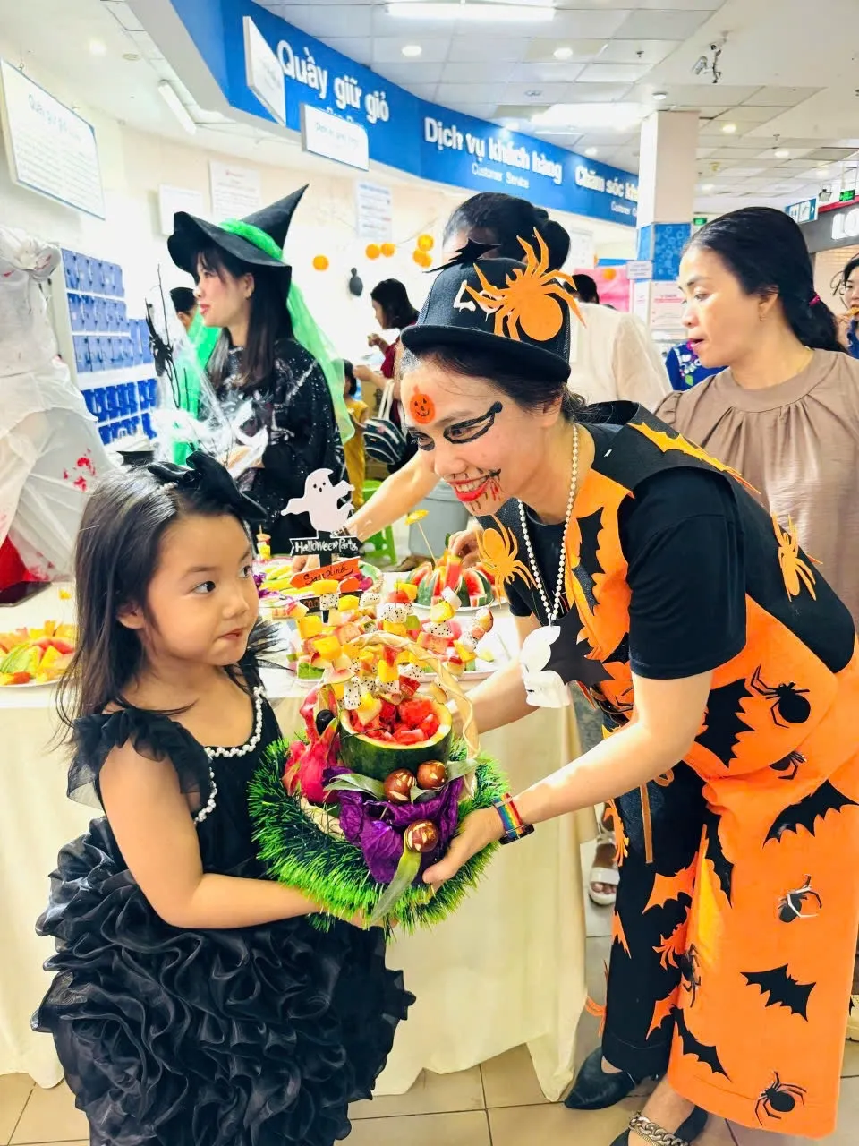 Siêu thị Co.opmart Thanh Hà tưng bừng đón lễ Hallowen.jpg