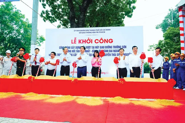 Lãnh đạo Thành ủy, UBND cùng các sở ban ngành TPHCM làm lễ khởi công Cầu vượt tại nút giao thông Trường Sơn nối Tân Sơn Nhất -Bình Lợi - Vành đai ngoài. Đây là tuyến đường kết nối khu Tây Bắc thông qua khu Đông. Ảnh: LONG THANH