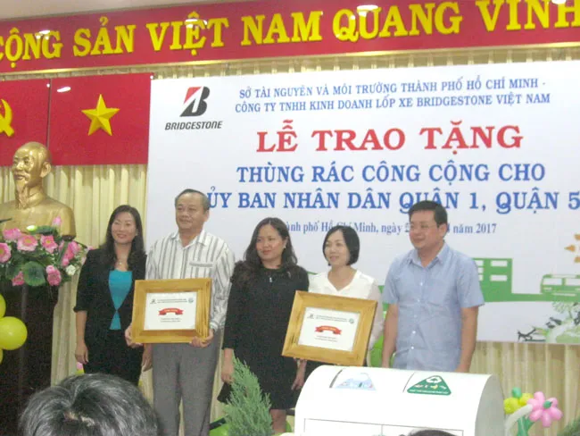 Tặng 1.300 thùng rác cho các quận huyện