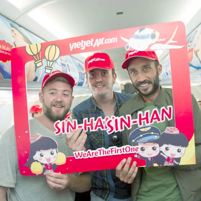 Flashmob Vietjet khuấy động sân bay Changi ảnh 1