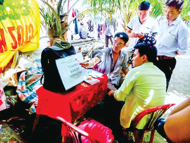 Xem tướng số, chỉ tay luôn tấp nập khách.