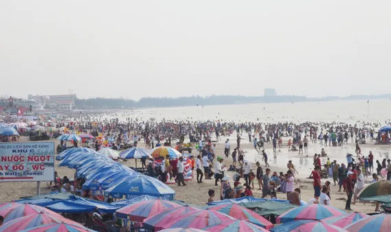 Bãi biển Vũng Tàu đông nghịt du khách tắm biển trong sáng 30-4